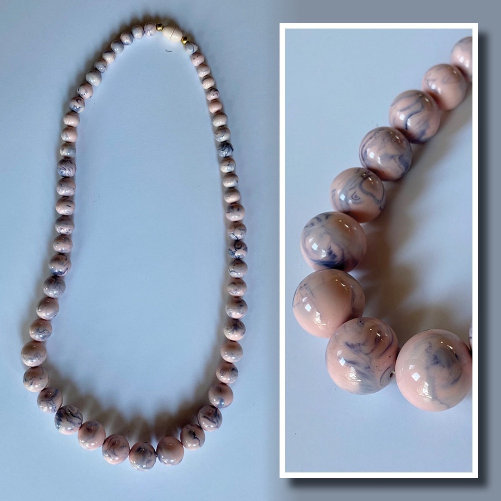 Bead necklace marbled pink